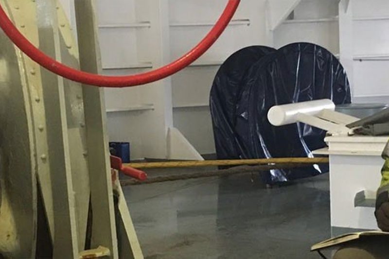 Monteur van MEN Techniek aan boord van een schip