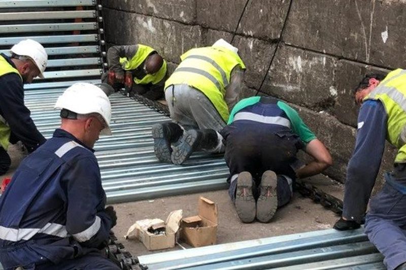 Ploeg monteurs werkt aan een railconstructie