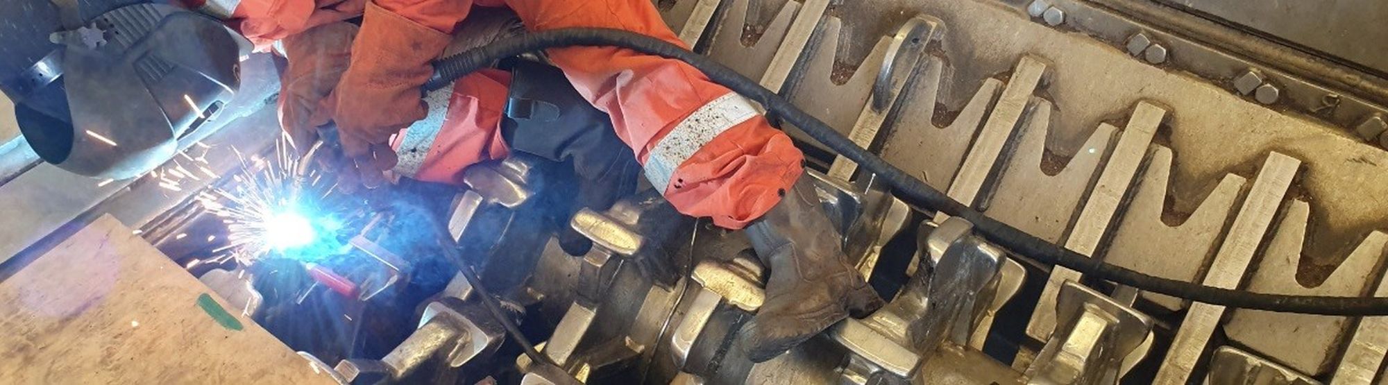 Lasser van MEN Techniek aan het werk aan een stalen constructie