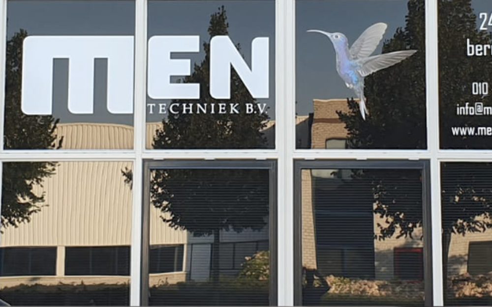 Bedrijfspand van MEN Techniek met gevelbelettering