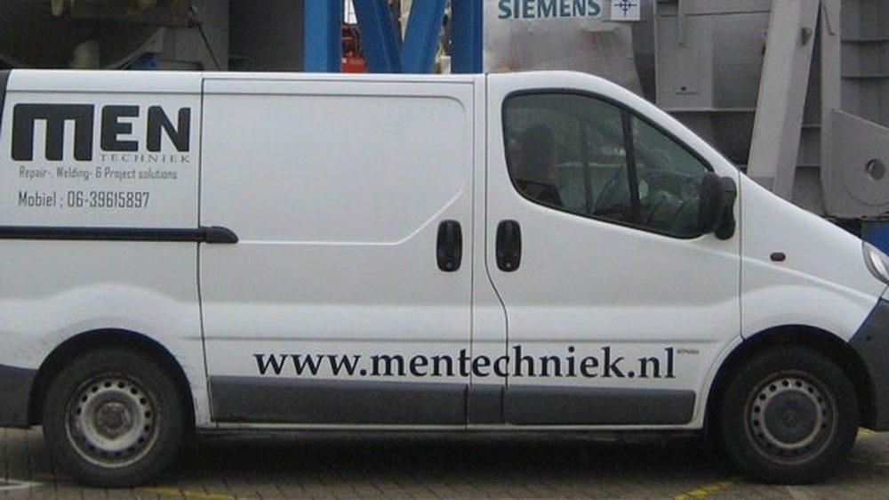 Monteurs van MEN Techniek aan het werk op een terminal